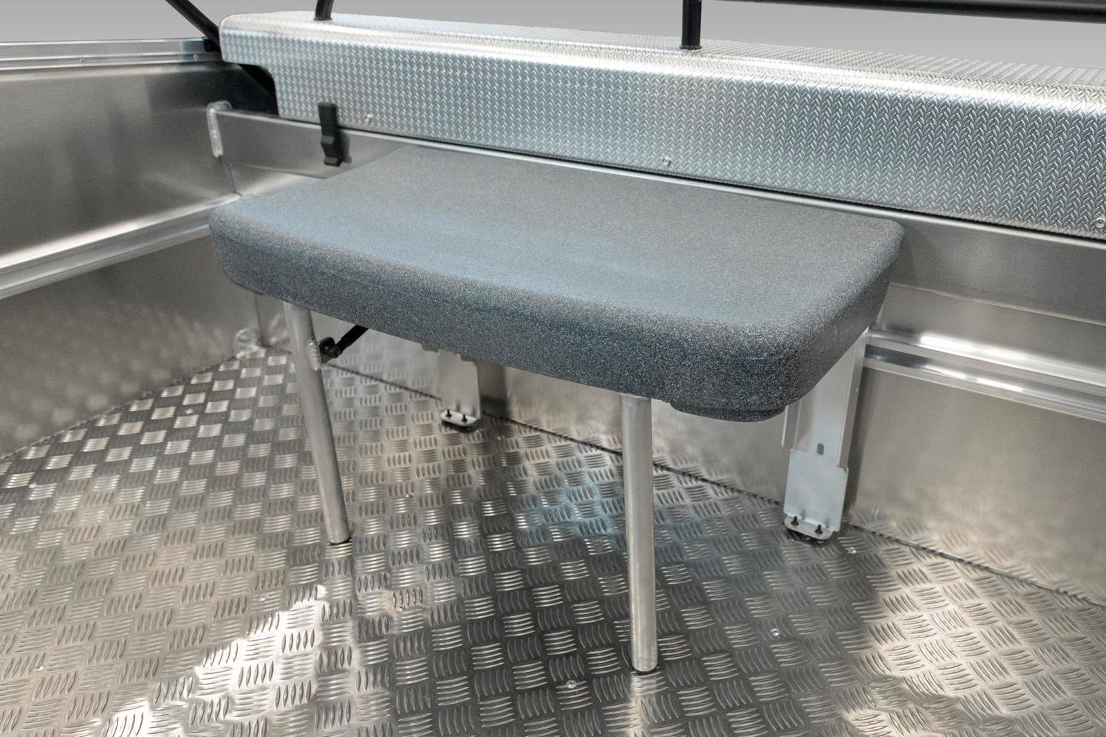 78 cm leveä penkki, joka mahdollistaa lisäistuintilaa. Helppo taittaa pois tieltä kun tarvitaan vapaata kulkutilaa.