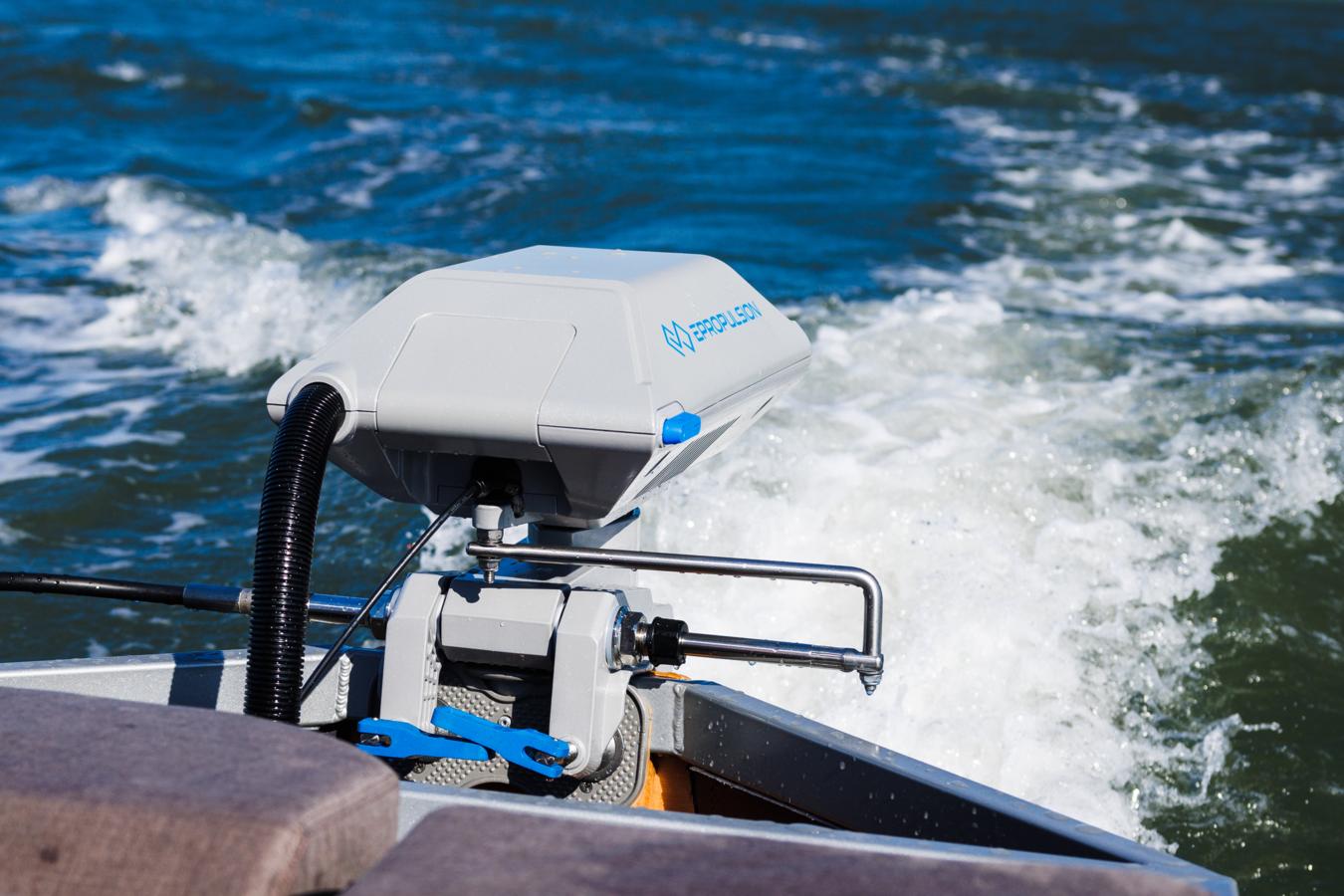 Navy Evo -sähköperämoottoreissa on vakiona hydrogenerointitoiminto, joka lataa akkua liikkeessä.