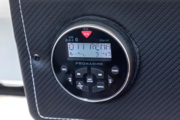Yhdistä omat musiikkisi bluetooth-radion avulla veneeseen. Radio on sijoitettu etuoven yläpuolelle, jotta kaikki pääsevät kätevästi siihen käsiksi. Pakettiin kuuluu 2 kpl kaiuttimia, jotka on asemoitu keskeisille paikoille, mahdollistaen optimaalisen kuuluvuuden ympäri venettä.