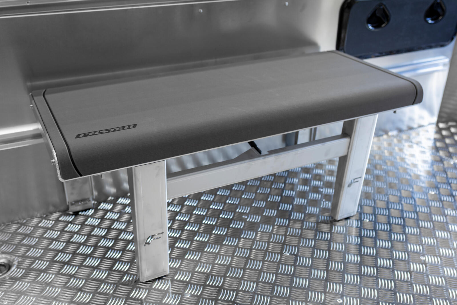 Klaffipenkillä kätevästi lisää istumatilaa veneeseen.