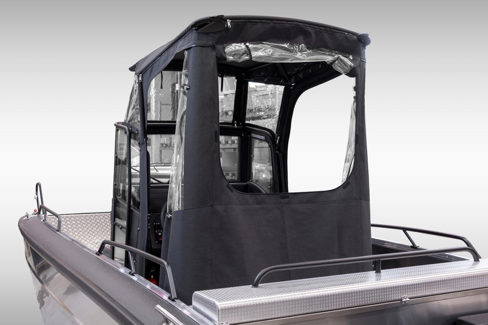 Faster 635CC -mallin t-top -katoksen takaosa. Hintaan kuuluu t-top takaseinä/ikkuna sekä sivuseinät, jotka kiinnitetään t-top-katokseen vetoketjuilla. Itse t-top -rakenne/katos ei sisälly hintaan.