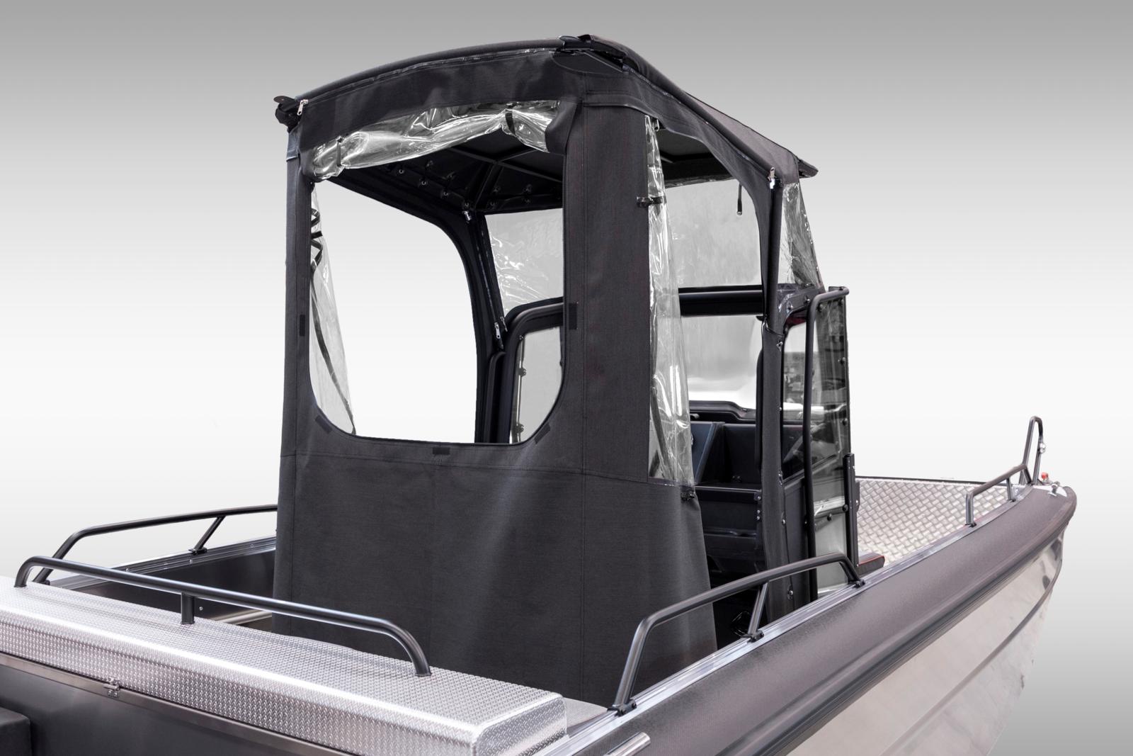 Faster 635CC -mallin t-top -katoksen takaosa. Hintaan kuuluu t-top takaseinä/ikkuna sekä sivuseinät, jotka kiinnitetään t-top-katokseen vetoketjuilla. Itse t-top -rakenne/katos ei sisälly hintaan.