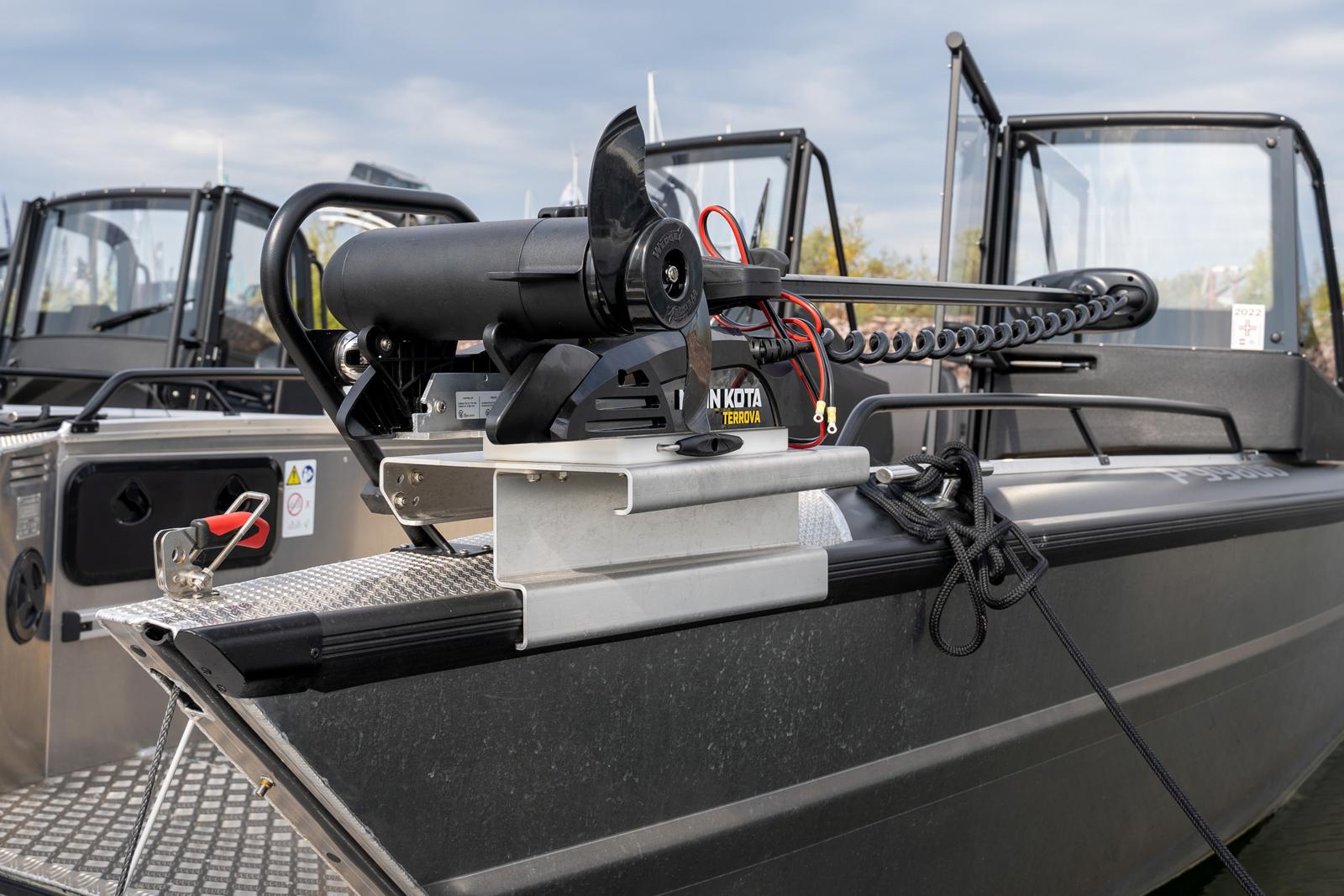 Aluminum bracket for bow-mounted trolling motor, easily mounted and demounted. For models with bow ramp.