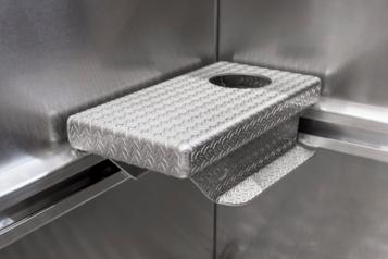 Alumiininen askelma veneen sisäkaukalon peräkulmiin. Helpottaa veneeseen kulkua perästä käsin.