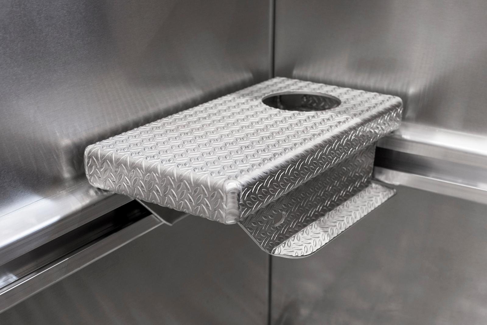 Alumiininen askelma veneen sisäkaukalon peräkulmiin. Helpottaa veneeseen kulkua perästä käsin.