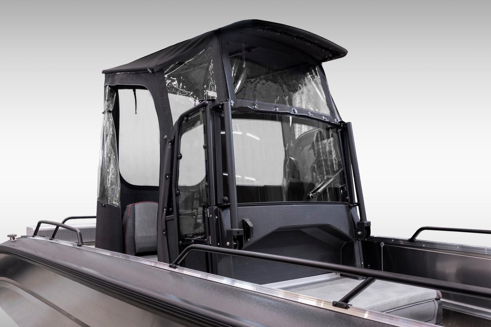 Faster 635CC -mallin t-top -katoksen takaosa. Hintaan kuuluu t-top takaseinä/ikkuna sekä sivuseinät, jotka kiinnitetään t-top-katokseen vetoketjuilla. Itse t-top -rakenne/katos ei sisälly hintaan.