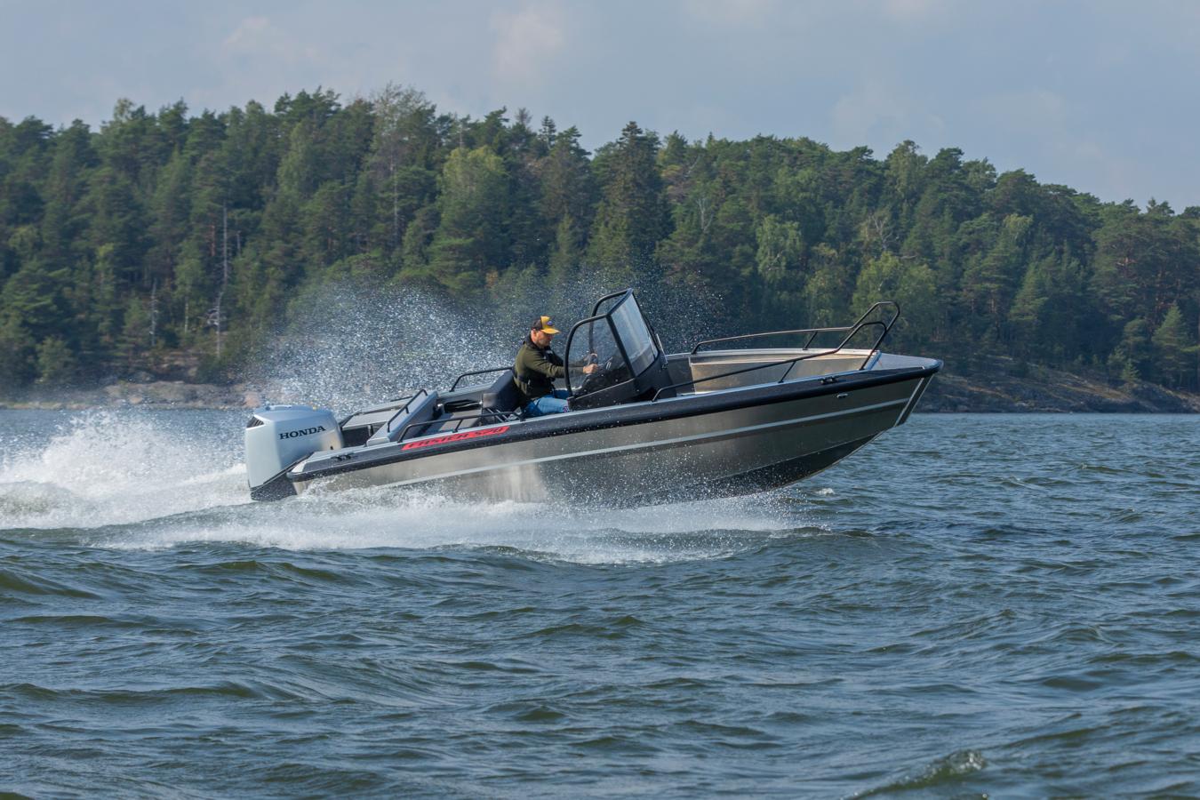 Faster 570 CC - Monikäyttöinen ja kestävä täysalumiinivene tilavalla keskipulpetilla