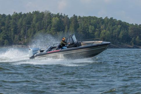 Faster 570 CC - Monikäyttöinen ja kestävä täysalumiinivene tilavalla keskipulpetilla