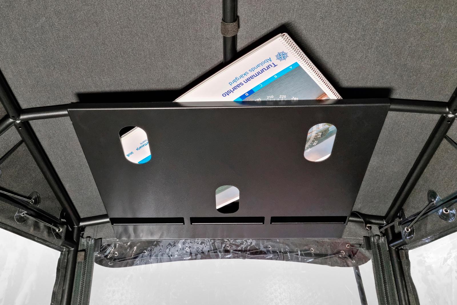 Erillinen lokero merikartalle, joka kiinnitetään T-top -katoksen sisäkattoon.