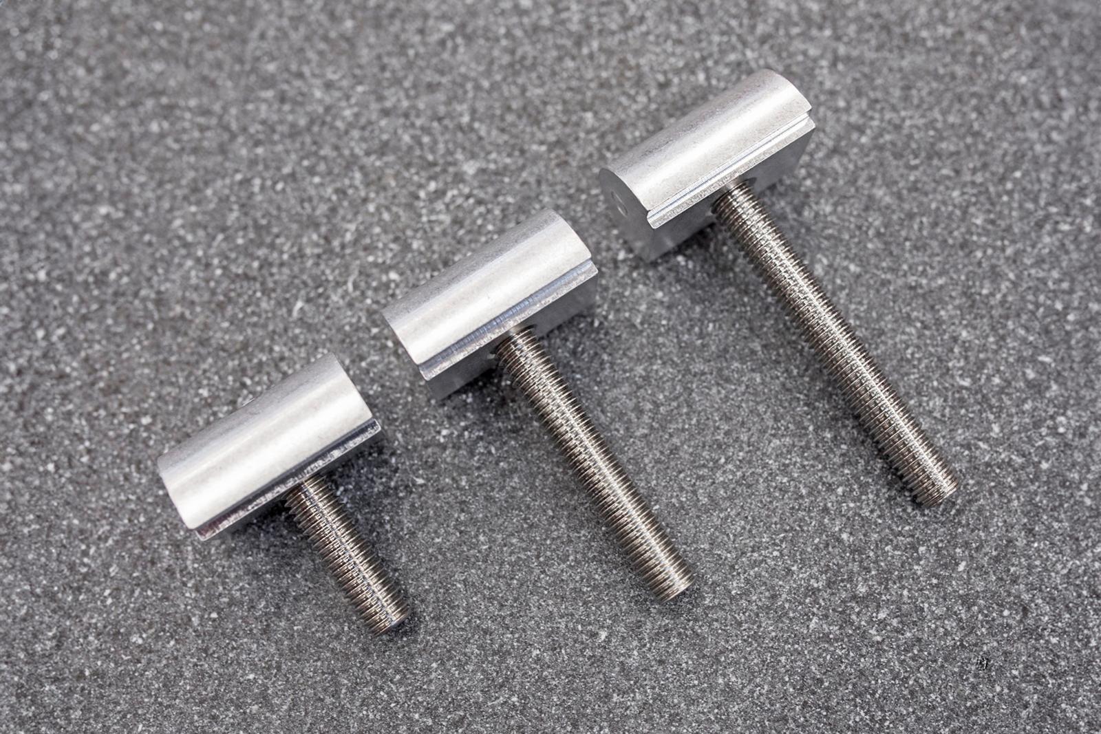 40 mm kiinnityspultti varusteiden kiinnittämistä varten.