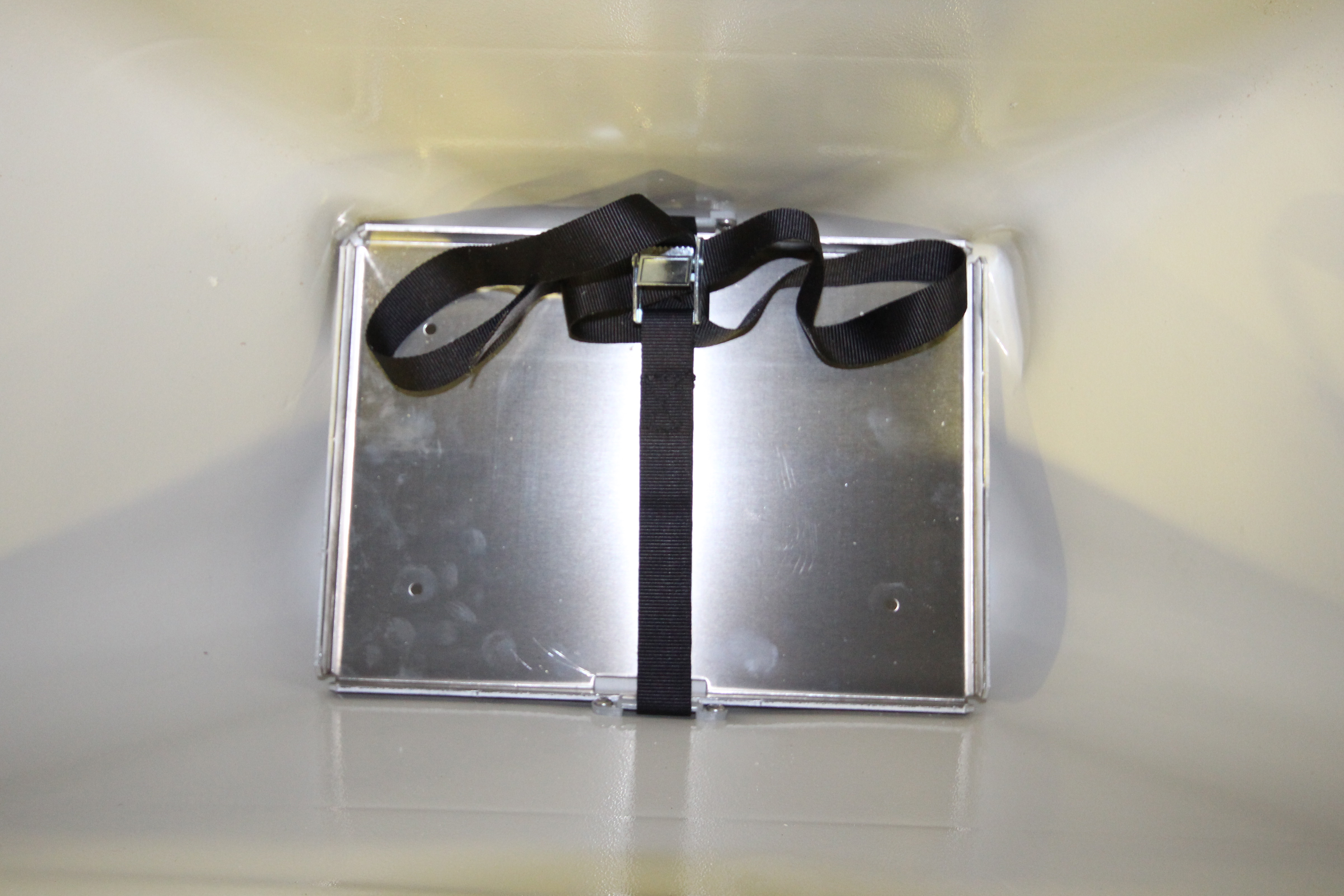 Akun kiinnityspaketti etupenkin alle