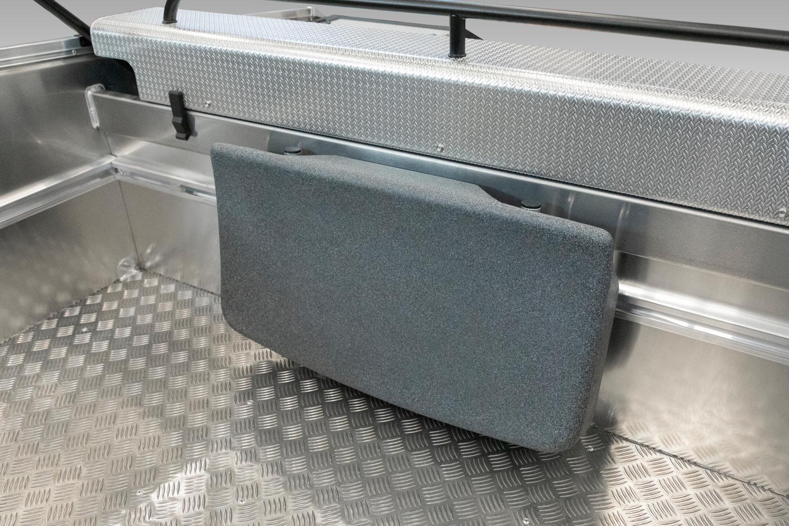 78 cm leveä penkki, joka mahdollistaa lisäistuintilaa. Helppo taittaa pois tieltä kun tarvitaan vapaata kulkutilaa.