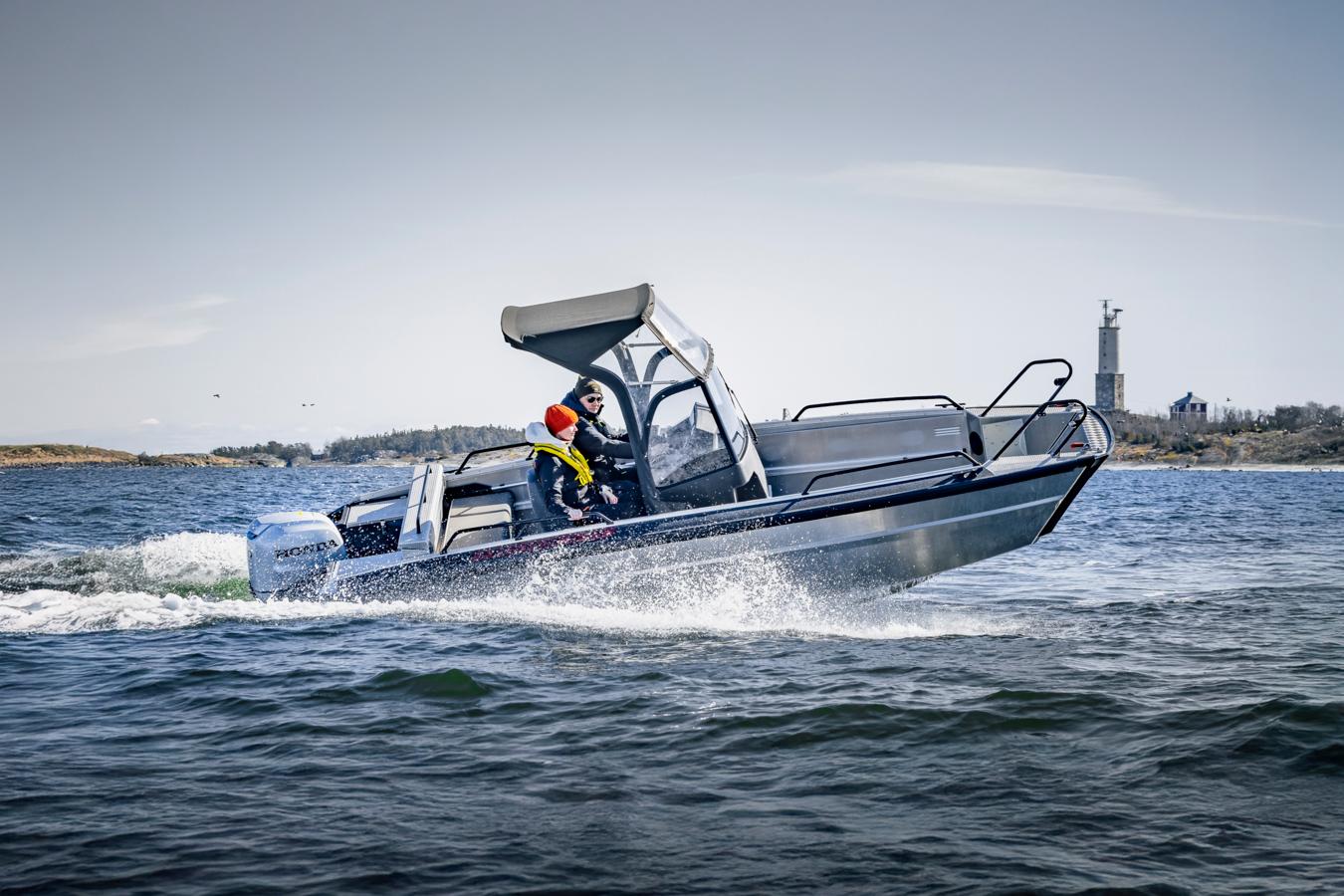 Monikäyttöinen keskipulpettivene käytännöllisellä keularampilla