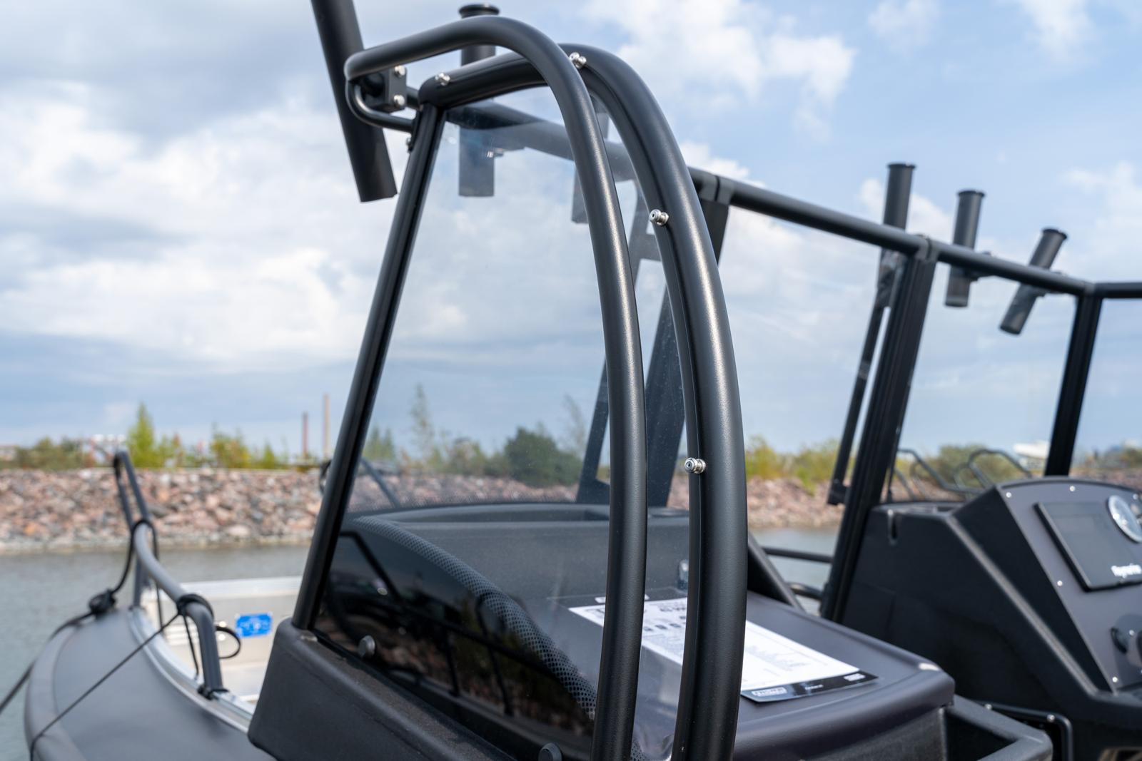 Varustelua helpottavat varustekaaret tuplapulpetillisten 525/545/570 -mallien pulpetteihin. 