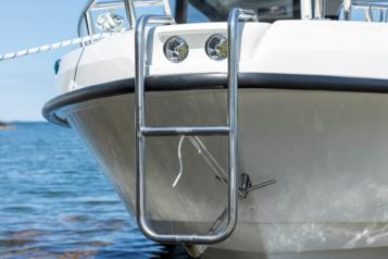 TG 6.9 -malliin soveltuvat keulatikkaat helpottavat veneen ja rannan välillä liikkumista, etenkin luonnonsatamissa sekä matalilta laitureilta. Tikkaiden kiinnikkeet asennetaan tehtaalla veneeseen ja itse tikkaat säilyvät kätevästi keulan laatikossa, josta ne saa helposti tarpeen vaatiessa paikalleen.