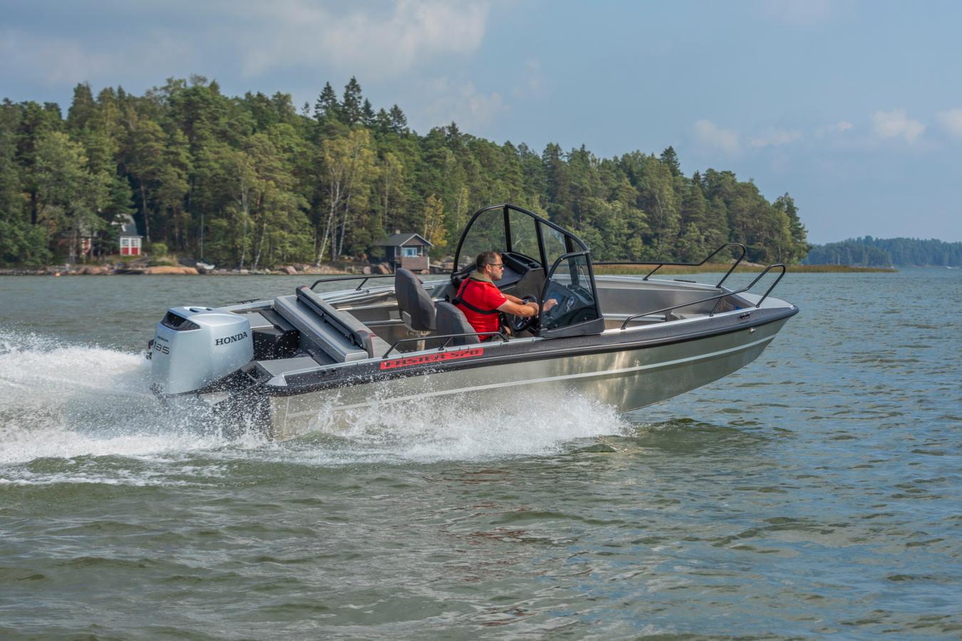 Faster 570 SC - Aktiivikäyttäjän kulutuskestävä ja vakaa tuplapulpettivene