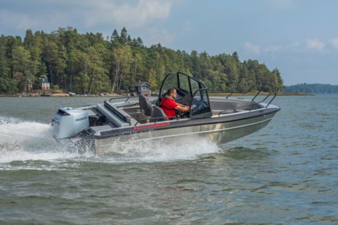 Faster 570 SC - Aktiivikäyttäjän kulutuskestävä ja vakaa tuplapulpettivene