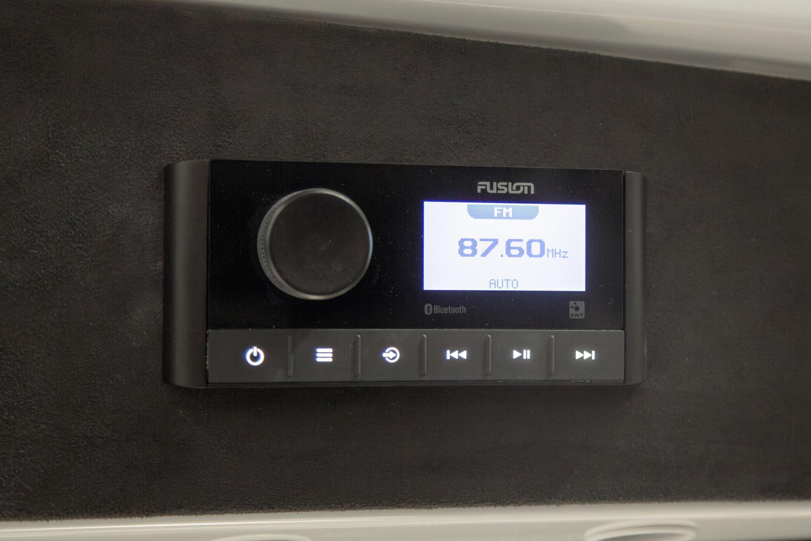 Fusion MS-RA60 -soitin (DAB) kahdella kaiuttimella Seahawk/Condor Cabin