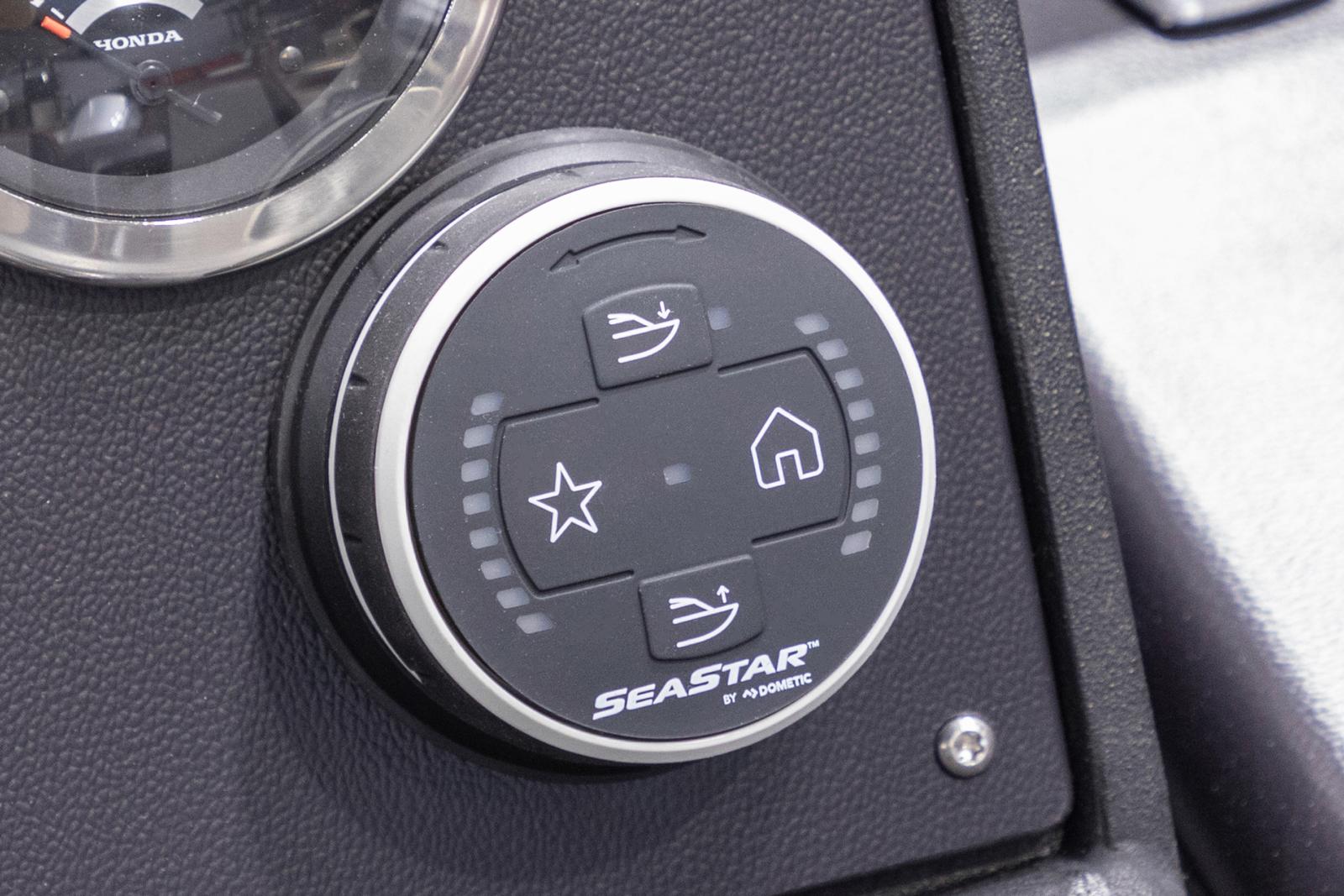 Faster-veneille varta vasten suunnitellut trimmitasot. Paketti sisältää trimmitasot, Sea Star -cylinterin sekä -paneelin.