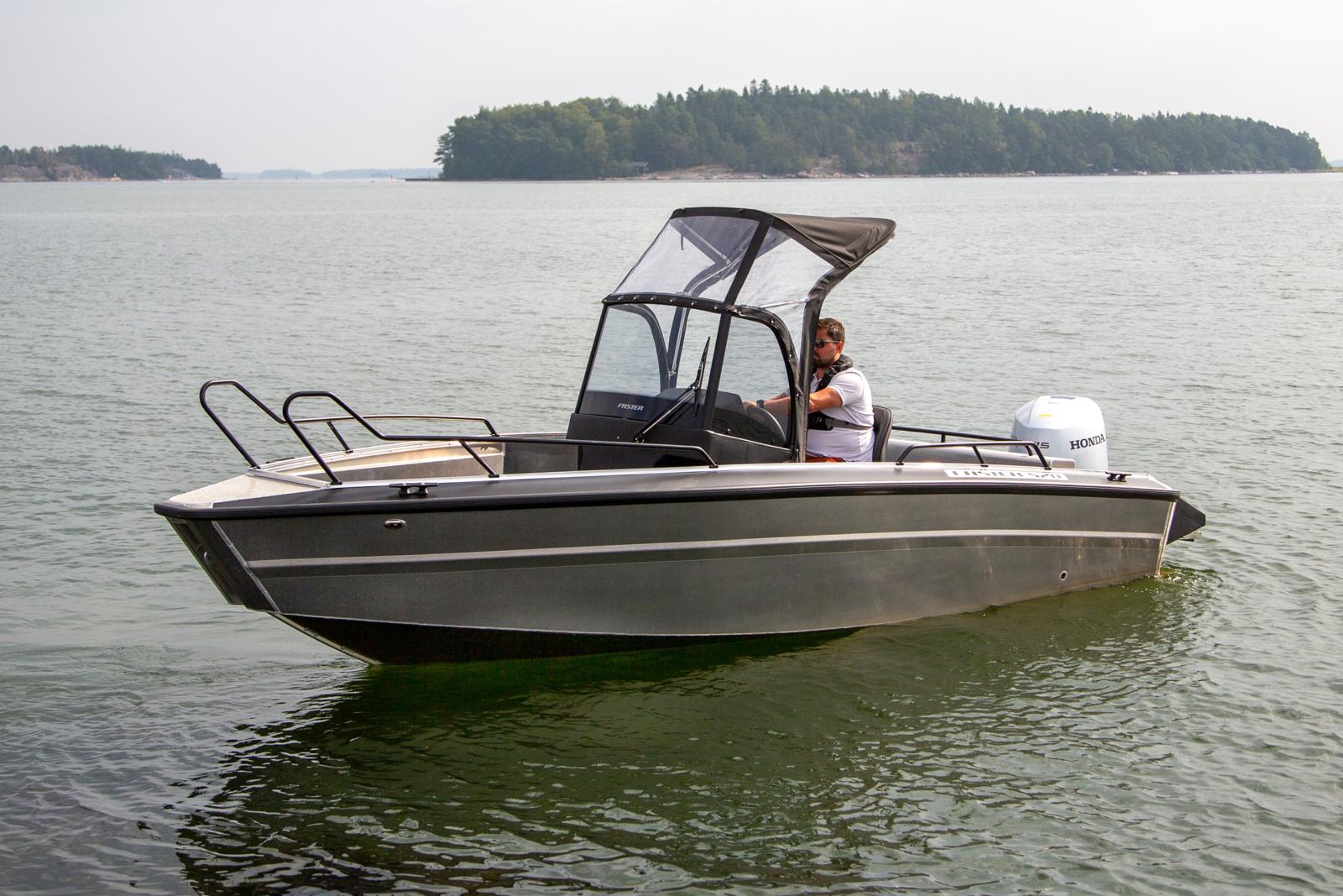 Sheltering Sprayhood cover over the console and driver/co-driver seats.