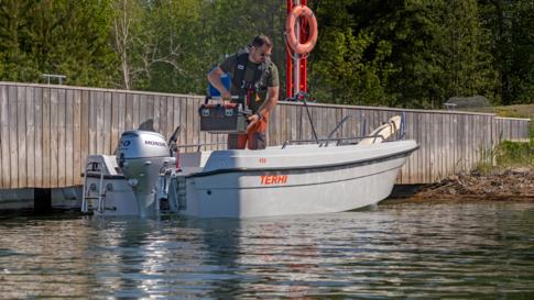 The Terhi 450 is a durable motorboat with tiller steering.
