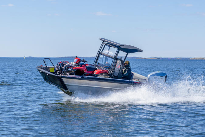 Faster 635 CC - Hyöty-, ammatti- ja huviveneen täydellinen yhdistelmä