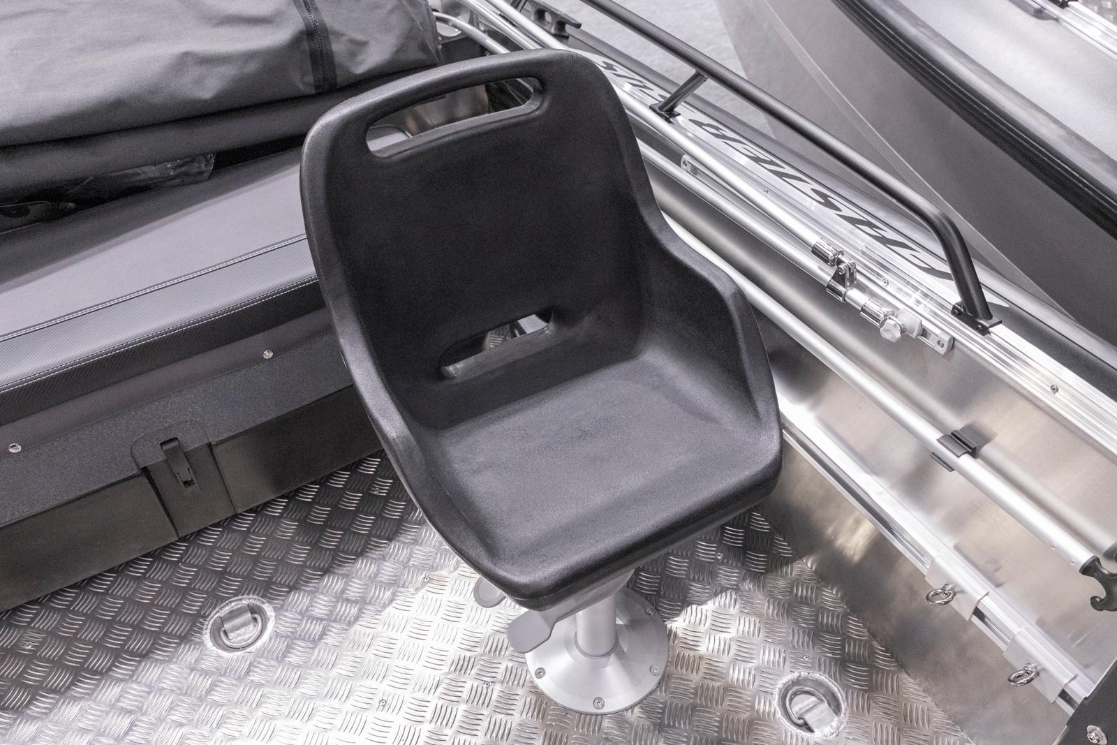 Muovinen kuppi-istuin esteettömän 545 SCA -mallin apukuljettajalle.