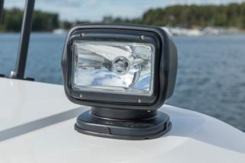 Hytin katolla on paikka yhdelle tai kahdelle kauko-ohjattavalle hakuvalolle. Tehokkaat hakuvalot on mahdollista kääntää valaisemaan myös sivuille tarpeen vaatiessa.