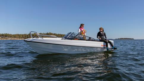 Terhi 480 Sport is a sporty double console boat.