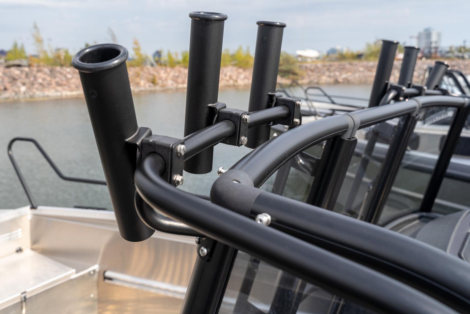 Varustelua helpottavat varustekaaret tuplapulpetillisten 525/545/570 -mallien pulpetteihin. 