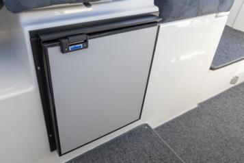 Kuljettajan penkin alle on mahdollista asentaa iso 53 litran jääkaappi. Pitää ruoat ja juomat viileänä retkien tai pidempien kesälomareissujen ajan.