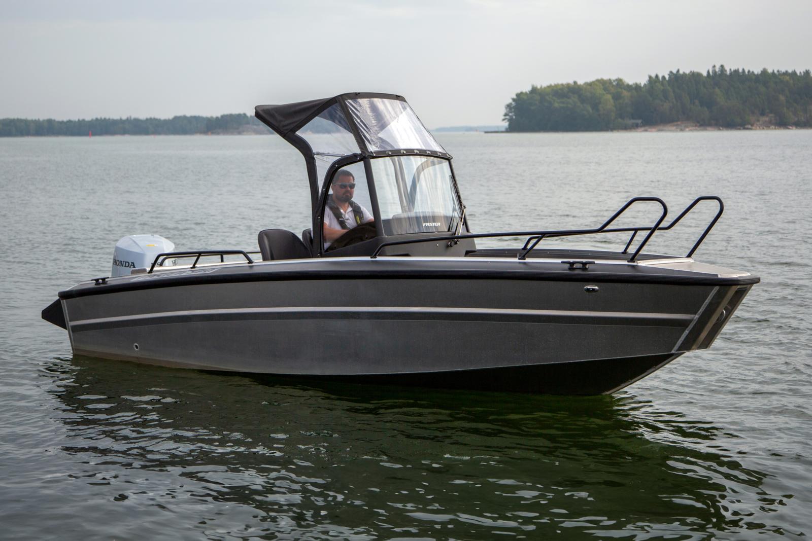 Sheltering Sprayhood cover over the console and driver/co-driver seats.