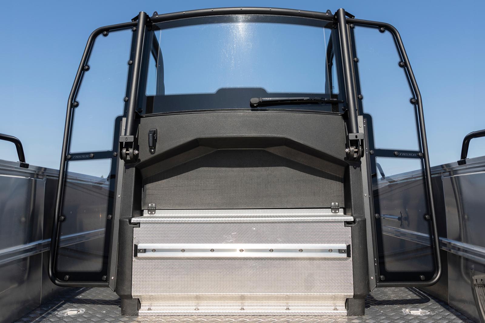 Sivuovet asennetaan kiinni pulpetin molemmin puolin tuomaan lisää tuulensuojaa. 