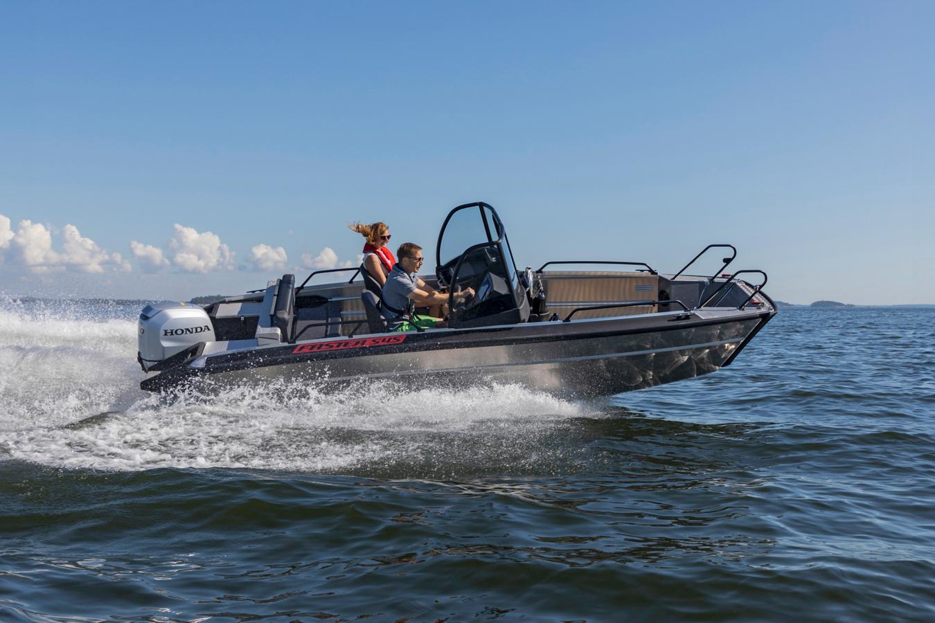 Faster 545 SC on kahdella pulpetilla ja kiinteällä väliovella varustettu keularampillinen monitaituri, jonka keularamppia pitkin lastaat vaivattomasti myös painavammat kuljetettavat. Kivikkoisille rannoille rantautuminen ei tästä enää helpommaksi muutu. Keularamppimalli soveltuu etenkin monipuoliseksi yhteysveneeksi, saariston urakoitsijoille sekä sukeltajien käyttöön.