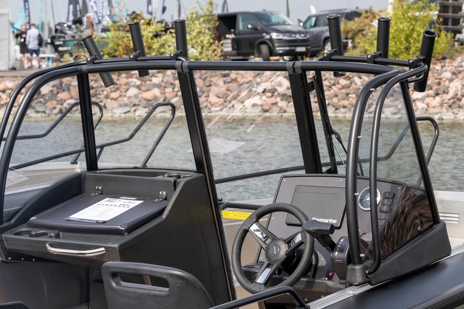 Varustelua helpottavat varustekaaret tuplapulpetillisten 525/545/570 -mallien pulpetteihin. 