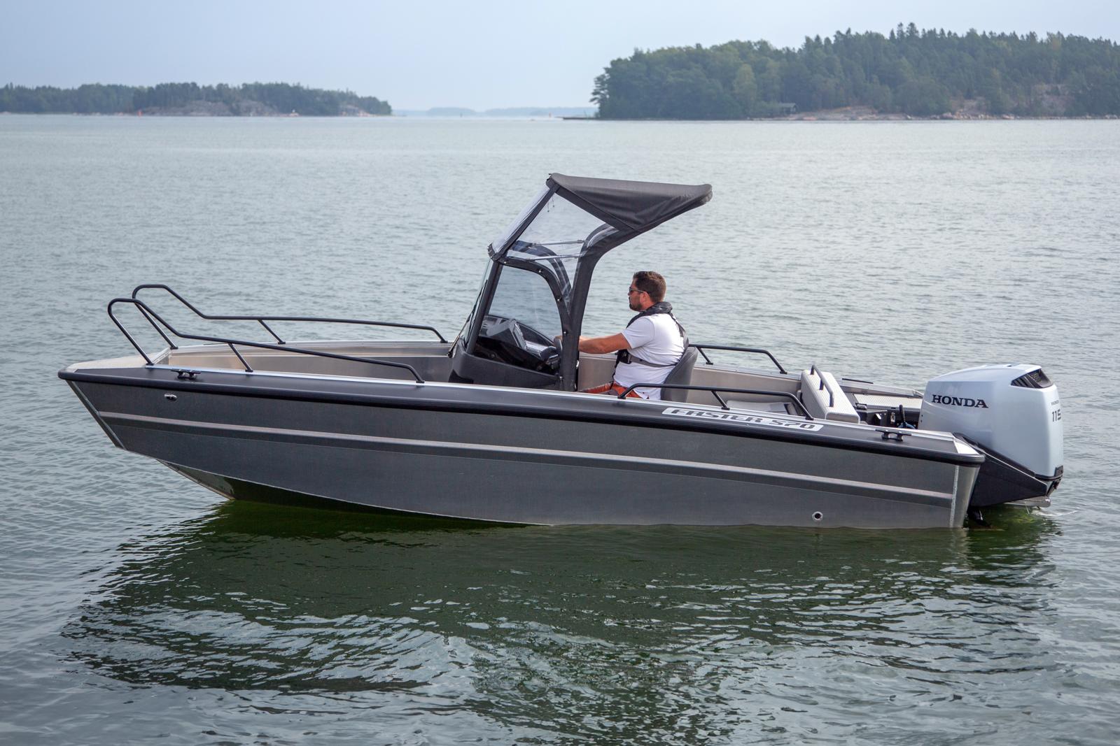Sheltering Sprayhood cover over the console and driver/co-driver seats.