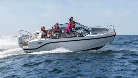 Silver Tiger BR on moderni avokeulainen bow rider.