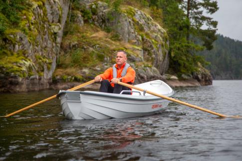 A man is rowing a Terhi Saiman rowing boat.