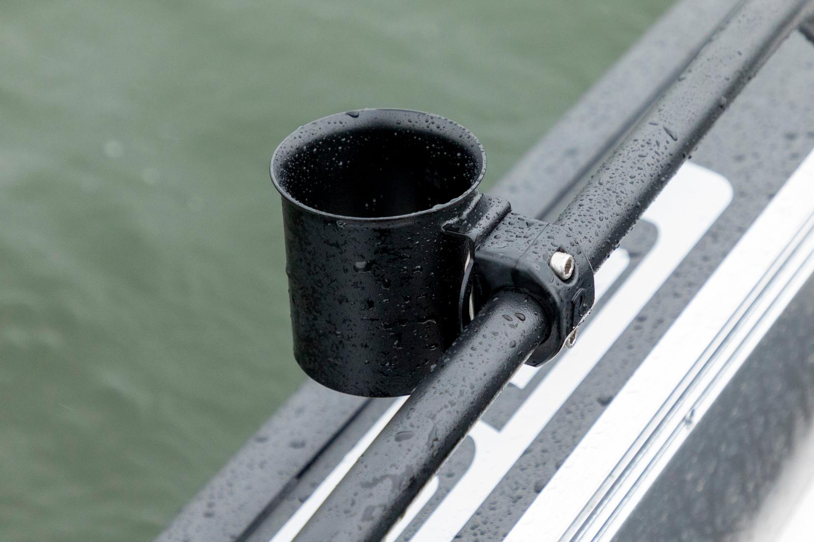 Kaiteeseen kiinnitettävä musta tölkkiteline.