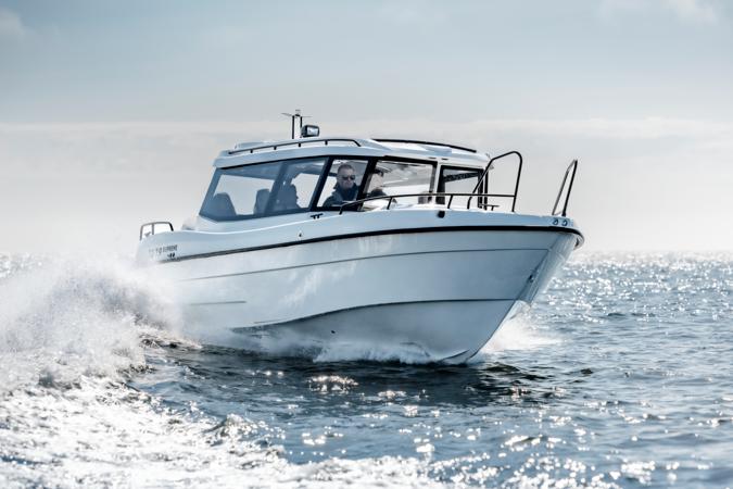 TG 7.9 Supreme -veneen keulassa on avotilan sijasta erillisellä sisäänkäynnillä varustettu etuhytti.