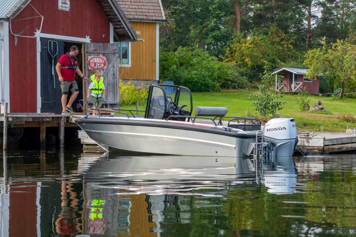 Keskipulpetillinen yhteys- ja vapaa-ajanvene kätevillä sivuovilla