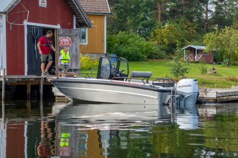 Keskipulpetillinen yhteys- ja vapaa-ajanvene kätevillä sivuovilla