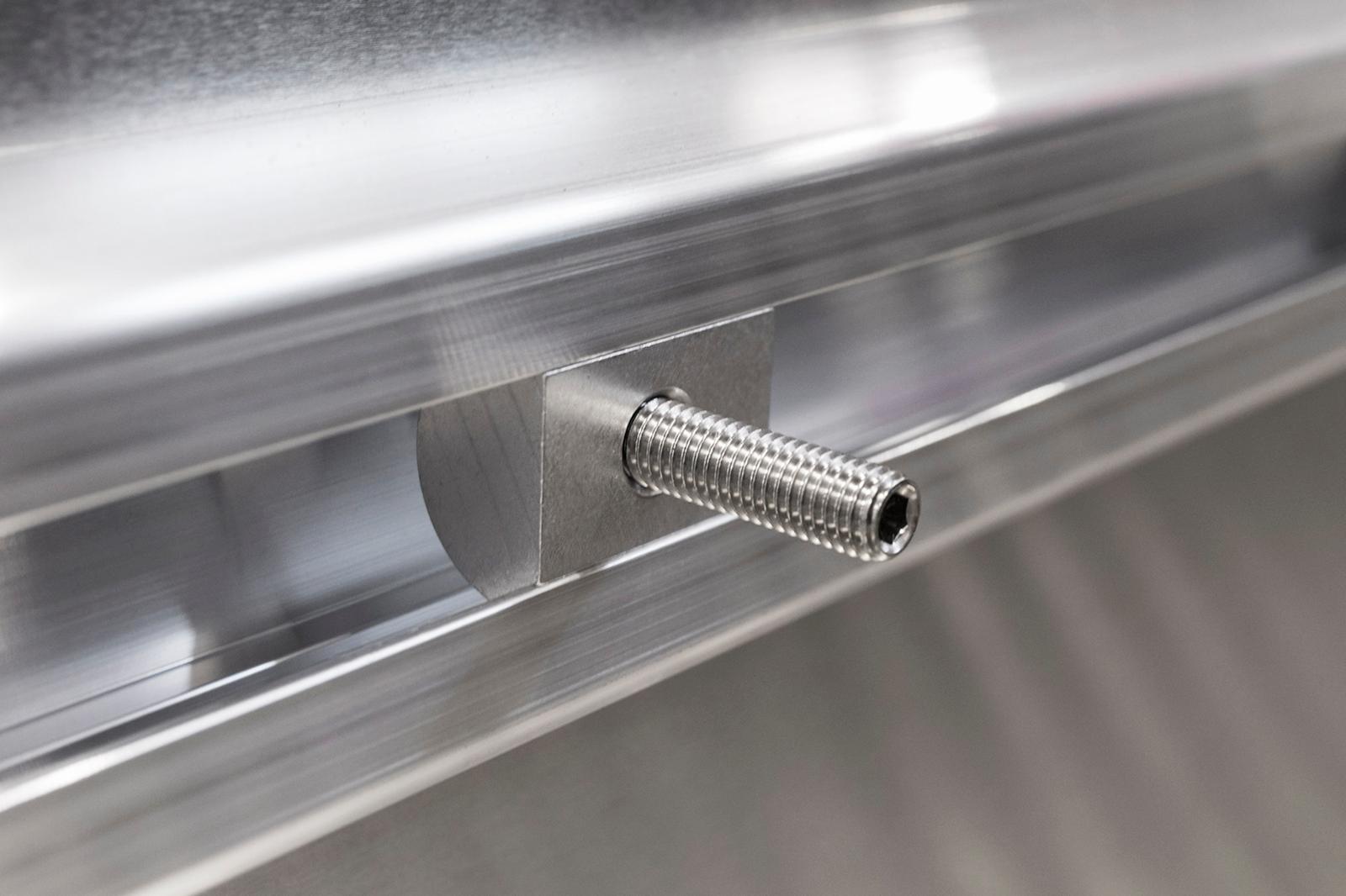 40 mm kiinnityspultti varusteiden kiinnittämistä varten.