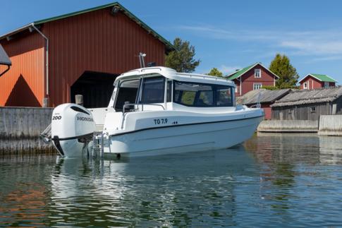 Tilava yhteysvene, myös matkavene käyttöön.