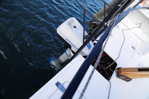 Lähikuva purjeveneen perässä kiinni olevasta ePropulsion-sähköperämoottorista.