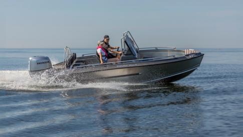 Silver Shark CCX on pehmeä ajettava terävässäkin aallokossa.