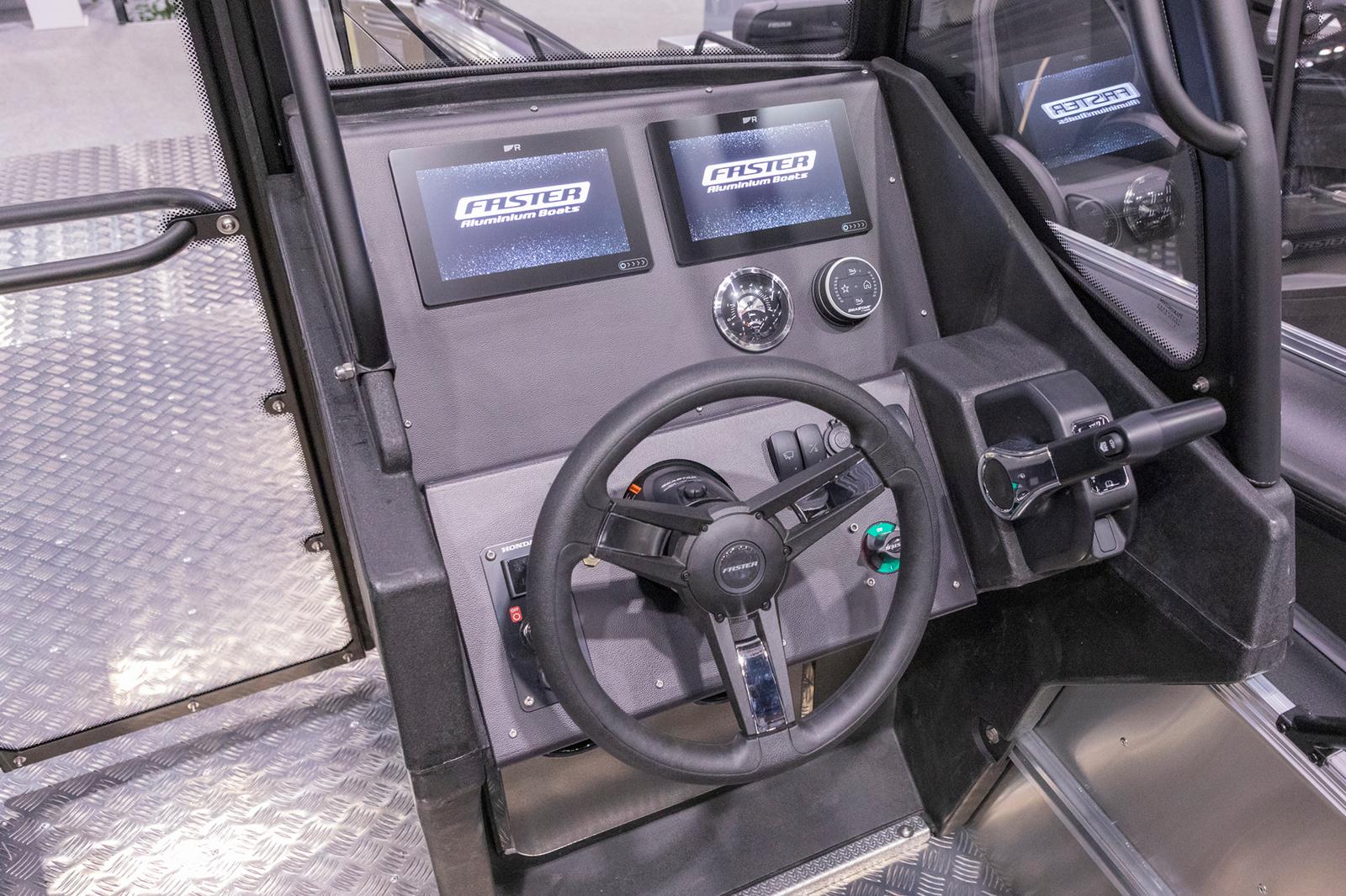 Tupla-asennus kahdelle 9'' Raymarine -näytölle. Sopii 635 CC/SC -malleihin.