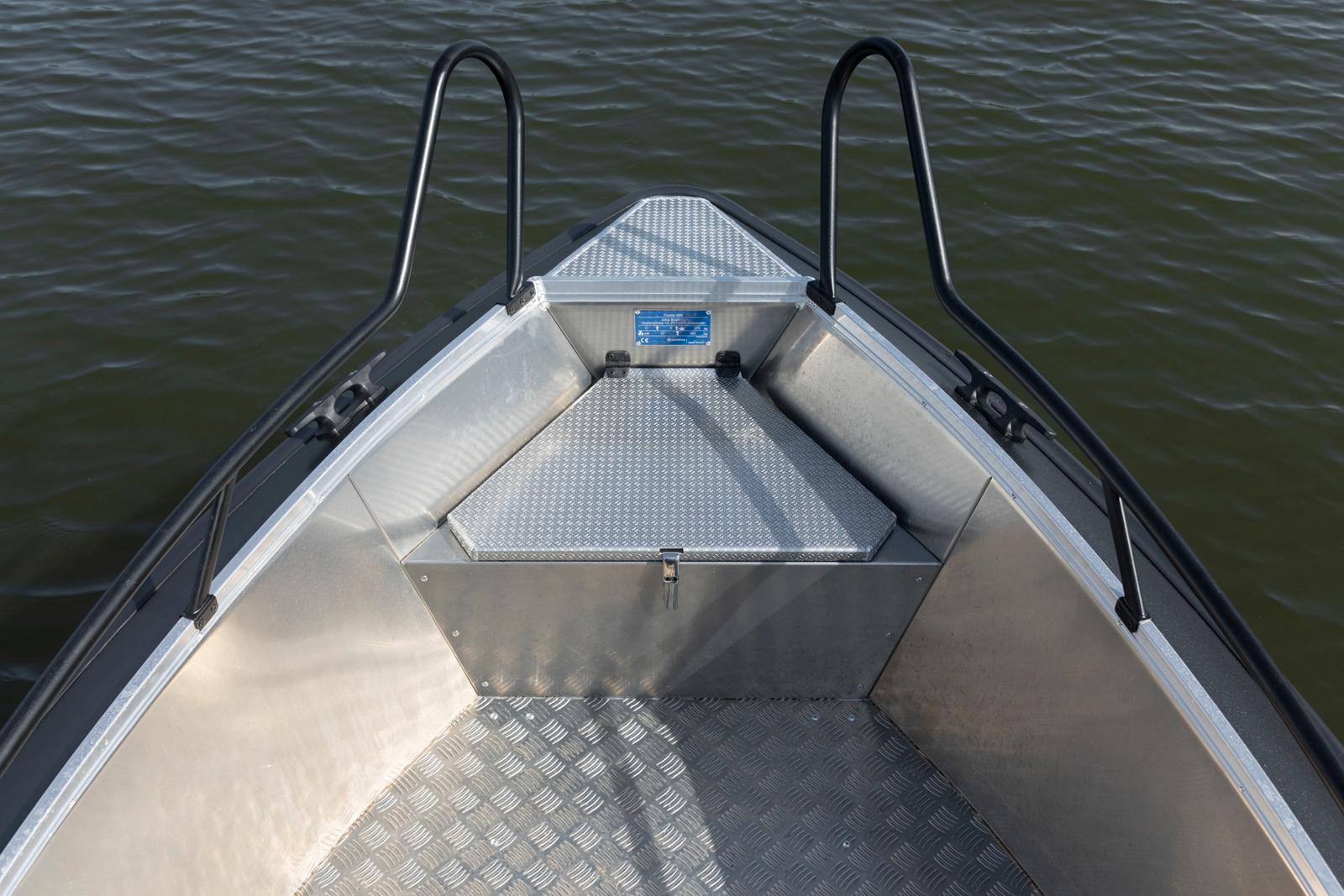 460i -mallin kaidesarjaan kuuluu 2 kpl keulakaidetta integroidulla hainevä-etukaiteella.