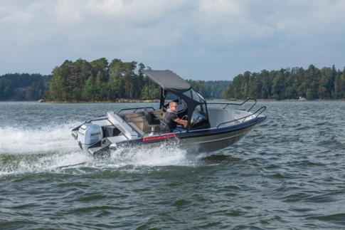 Jämerä ja kaikkiin keleihin aina lähtövalmis tuplapulpetti Faster 525 SC, jonka merikelpoisuutta ja ajo-ominaisuuksia et tapaa monissa isommissakaan veneissä.