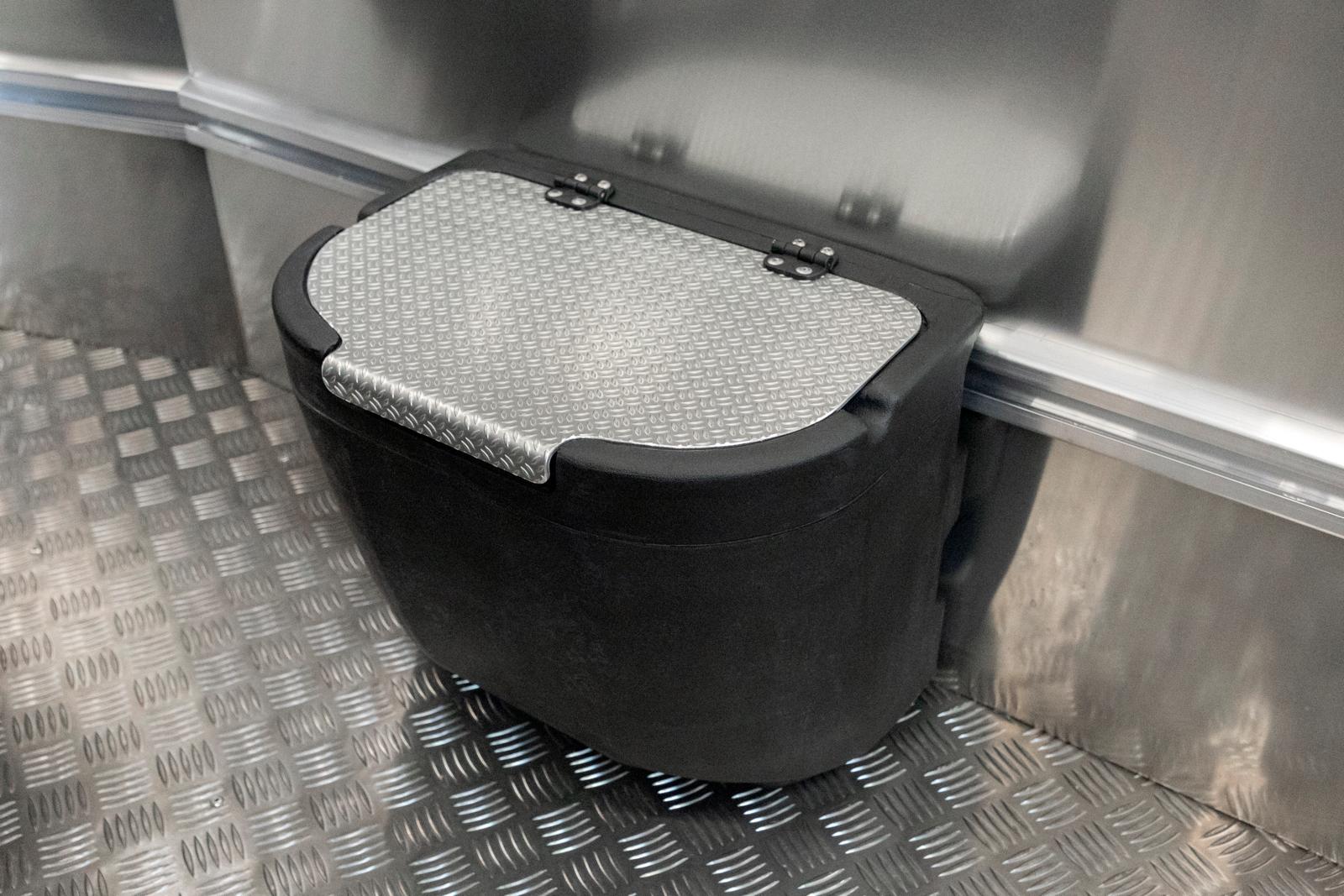 Storage for mooring lines, including aluminum lid. Doubles as a tread.